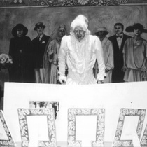 Photograph of Déxter Cápiro (La señora) in the production, "El álbum"