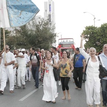 Photograph of the procession, "A la eterna memoria"