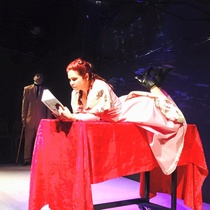 Photographs of the theatrical production, La profesión de la Sra. Warren (Miami, 2015)