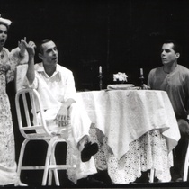 Photograph of Déxter Cápiro (Pepe) and Arístides Naranjo (Virgilio) in the production, “Si vas a comer, espera por Virgilio”