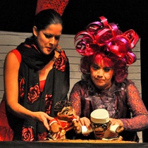 Marybel García Garzón (Lola) and Sara Miyares (Celia), in "Burundanga"