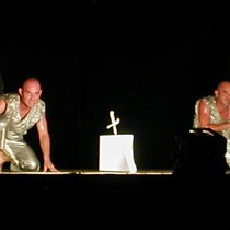 Photograph of the production, "La Balada de la Cárcel de Reading"