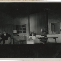 Photographs of the production, "El cuarto lleno de rosas"