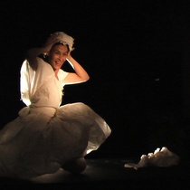 Lorelis Amores in the performance, "Iré a Santiago"