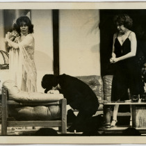 Teresa María Rojas (Judy, La Madre), Paul D'Alba (Sandalio), Glenda Díaz-Rigau (Isadora, La Hija), and José Amaya (David, El Padre), in "La encantadora familia Bliss"