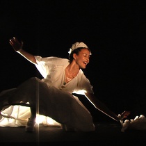 Lorelis Amores in the performance, "Iré a Santiago"