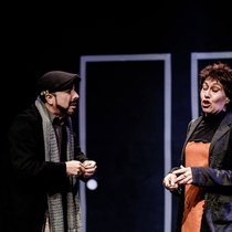 Photographs of the theatrical production, Perdidos en el espaZio