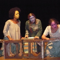 Photographs of the theatrical production, Los peces en la red