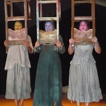 Photographs of the theatrical production, Los peces en la red