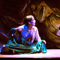 Photograph of Déxter Cápiro in the production, "Lorca con un vestido verde"