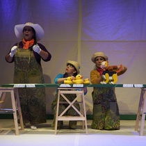 Photographs of the theatrical production, El gato de tres colores