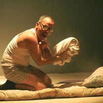 Photographs of the theatrical production, Todo X 1