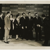 Paco Malgesto recibiendo a Luis Oquendo (Secretario de Estado), Homero Gutiérrez (Jorge), Ángel Espasande (Felipe),Teresa María Rojas (Irene), Eva Vázquez (Constancia), and Roberto Peláez (Director), in "Alta Política"