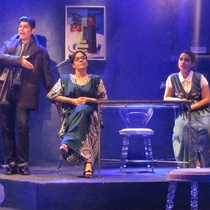 Photograph of the theatrical production, Un mundo de cristal