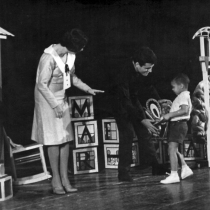 Photograph of the theatrical production, La Cucarachita Martina y el Ratoncito Pérez