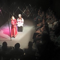 Photographs of the theatrical production, La profesión de la Sra. Warren (Miami, 2015)