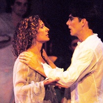 Photograph of Déxter Cápiro (Lorca ensangrentado) and Paulina Gálvez (Lorca como mujer) in the production, "Lorca con un vestido verde"