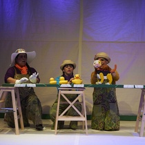 Photographs of the theatrical production, El gato de tres colores