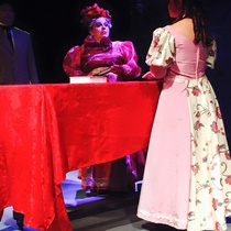 Photographs of the theatrical production, La profesión de la Sra. Warren (Miami, 2015)