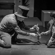 Photographs of the theatrical production, Pequeño