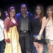 Photographs of the theatrical production, La profesión de la Sra. Warren (Miami, 2015)