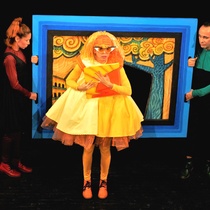 Photographs of the theatrical production, Retratos de un niño llamado Pablo