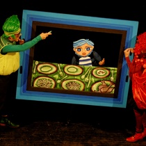 Photographs of the theatrical production, Retratos de un niño llamado Pablo