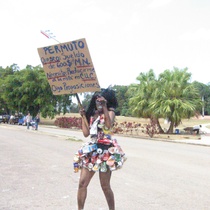 Photograph of the performance, "Cubita luchando la firmeza"