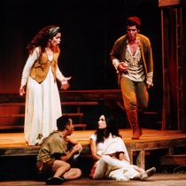 Photograph of Déxter Cápiro in the production, “Fuenteovejuna”