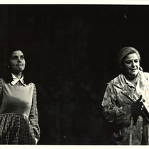 Photograph of Iris Díaz and Carmen Montejo in the theatrical production, El efecto de los rayos gamma sobre las caléndulas