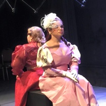 Photographs of the theatrical production, La profesión de la Sra. Warren (Miami, 2015)