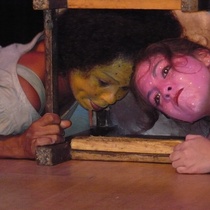 Photographs of the theatrical production, Los peces en la red