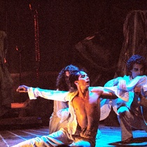 Photograph of Déxter Cápiro (Lorca ensangrentado), Tomás Doval (Lorca en el traje blanco), Ariel Texidó (Lorca en verde) and Paulina Gálvez (Lorca como mujer) in the production, "Lorca con un vestido verde"