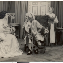 Scene from the production, "El enfermo imaginario"