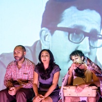 Photographs of the theatrical production, Fuera del juego