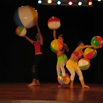 Photograph of the production, "Un elefante ocupa mucho espacio"