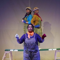 Photographs of the theatrical production, El gato de tres colores