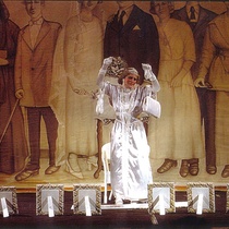 Photograph of Déxter Cápiro (La señora) in the production, "El álbum"