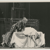 Teresa María Rojas (Clitemnestra Plá) and José Zubero (Agamenón Garrigó), in "Electra Garrigó"