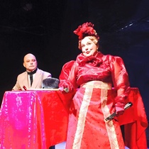 Photographs of the theatrical production, La profesión de la Sra. Warren (Miami, 2015)