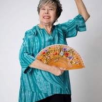 Photographs of the theatrical production, "Tres viudas en un crucero" with actress in blackface