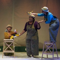 Photographs of the theatrical production, El gato de tres colores