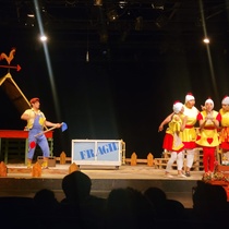 Photographs of the theatrical production, El gallo electrónico