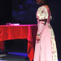 Photographs of the theatrical production, La profesión de la Sra. Warren (Miami, 2015)