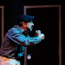 Photographs of the theatrical production, Perdidos en el espaZio