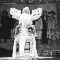 Photograph of Déxter Cápiro (La señora) in the production, "El álbum"