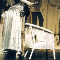 Photograph of Déxter Cápiro (La señora) in the production, "El álbum"