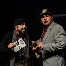 Photographs of the theatrical production, Perdidos en el espaZio