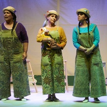 Photographs of the theatrical production, El gato de tres colores