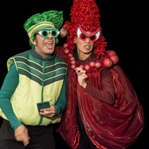 Photographs of the theatrical production, Retratos de un niño llamado Pablo